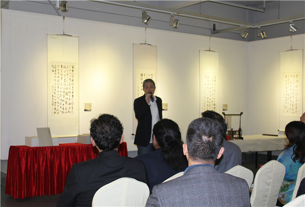 深圳报业集团副总编辑,《晶报》总编辑,深圳报业集团出版社社长胡洪侠